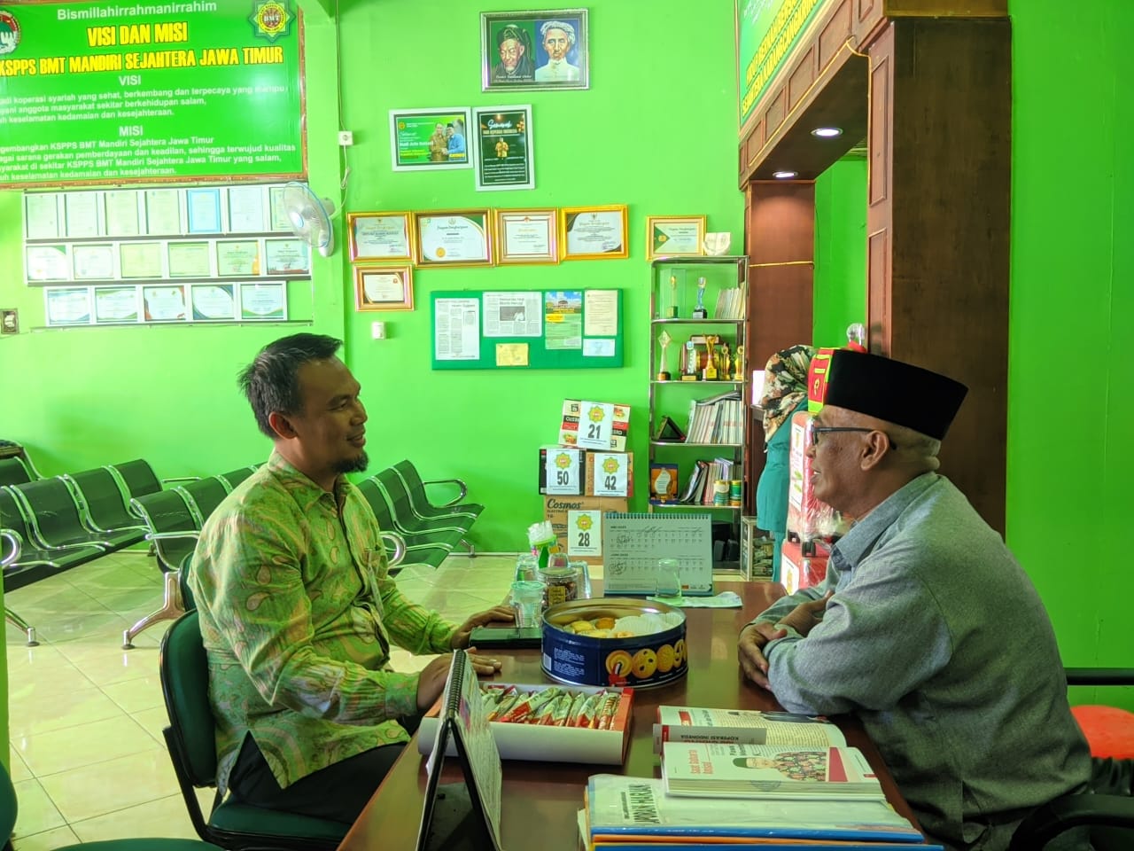 General Manager KSPPS BMT Mandiri Sejahtera Jawa Timur ( Bpk. H.M. Ayubi Chozin ) menerima tamu silaturrahmi dari Pimpinan BSI KCP Kartini Gresik di Kantor Pusat KSPPS BMT Mandiri Sejahtera Jawa Timur