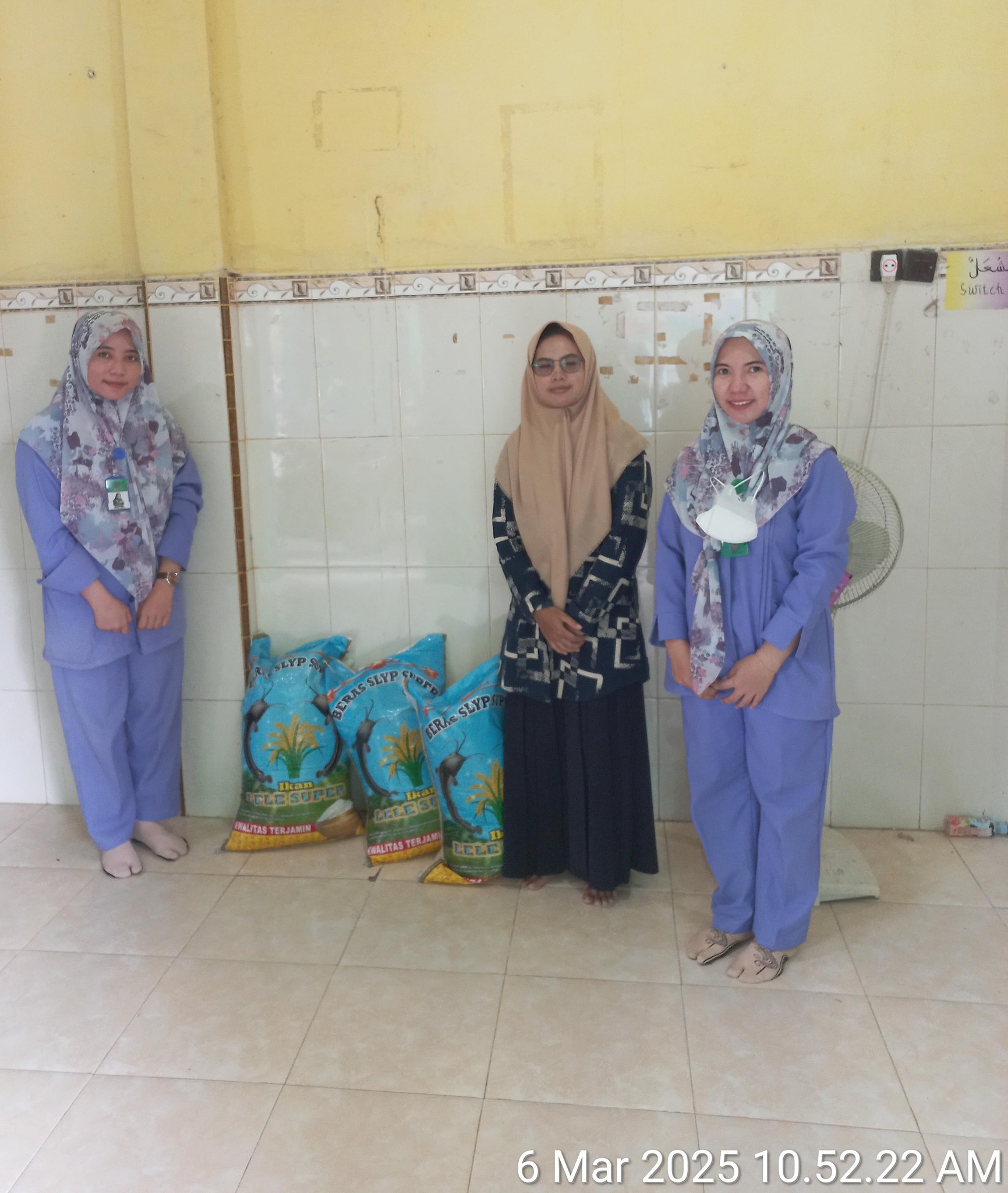 Penyerahan Beras untuk Ponpes Fathul Hidayah Pangean di wilayah kantor Pangean