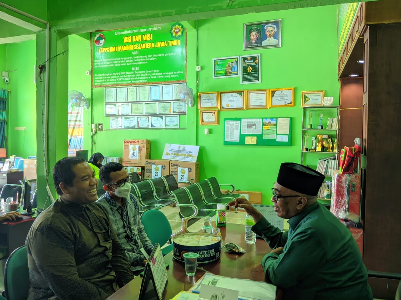 General Manager KSPPS BMT Mandiri Sejahtera Jawa Timur ( Bpk. H.M. Ayubi Chozin ) menerima tamu silaturrahmi dari Pimpinan BSI KCP Kartini Gresik di Kantor Pusat KSPPS BMT Mandiri Sejahtera Jawa Timur