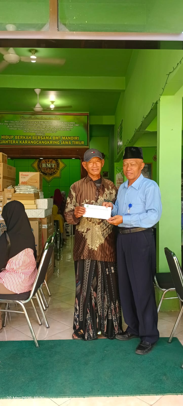Penyerahan Bantuan ZIS kepada Masjid Al Ikhlas Mertani di Kantor Pusat KSPPS BMT Mandiri Sejahtera Karangcangkring Jawa Timur 