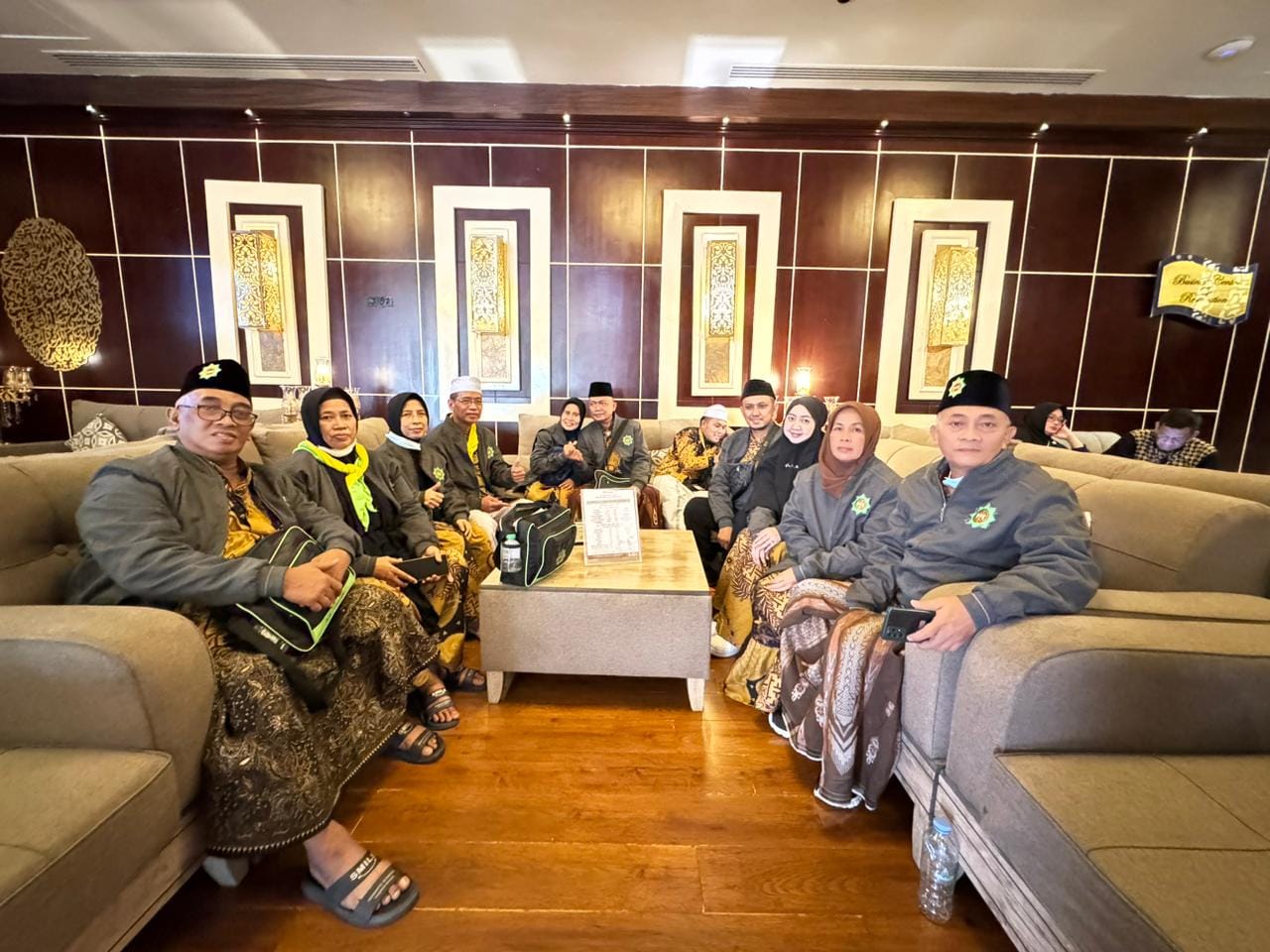 General Manager Karangcangkring Jawa Timur (H.M.Ayubi Chozin) dan Pengasuh Ponpes Matholi'ul Anwar Simo Karanggeneng Lamongan (Dr.KH.Muhid Sampur Sarja,M.Ag) bersama Jamaah Haji Plus KSPPS BMT Mandiri Sejahtera Jawa Timur  di Hotel Province Alsham Madinah