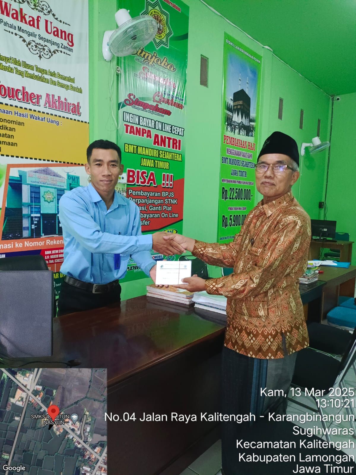 Penyerahan Bantuan untuk kegiatan Santunan Anak Yatim yang diadakan oleh MWC NU Karangbinangun kepada bapak Drs. H. Masyhuda Syam, M.pd selaku Ketua Tanfidziyah MWC-NU Karangbinangun.
