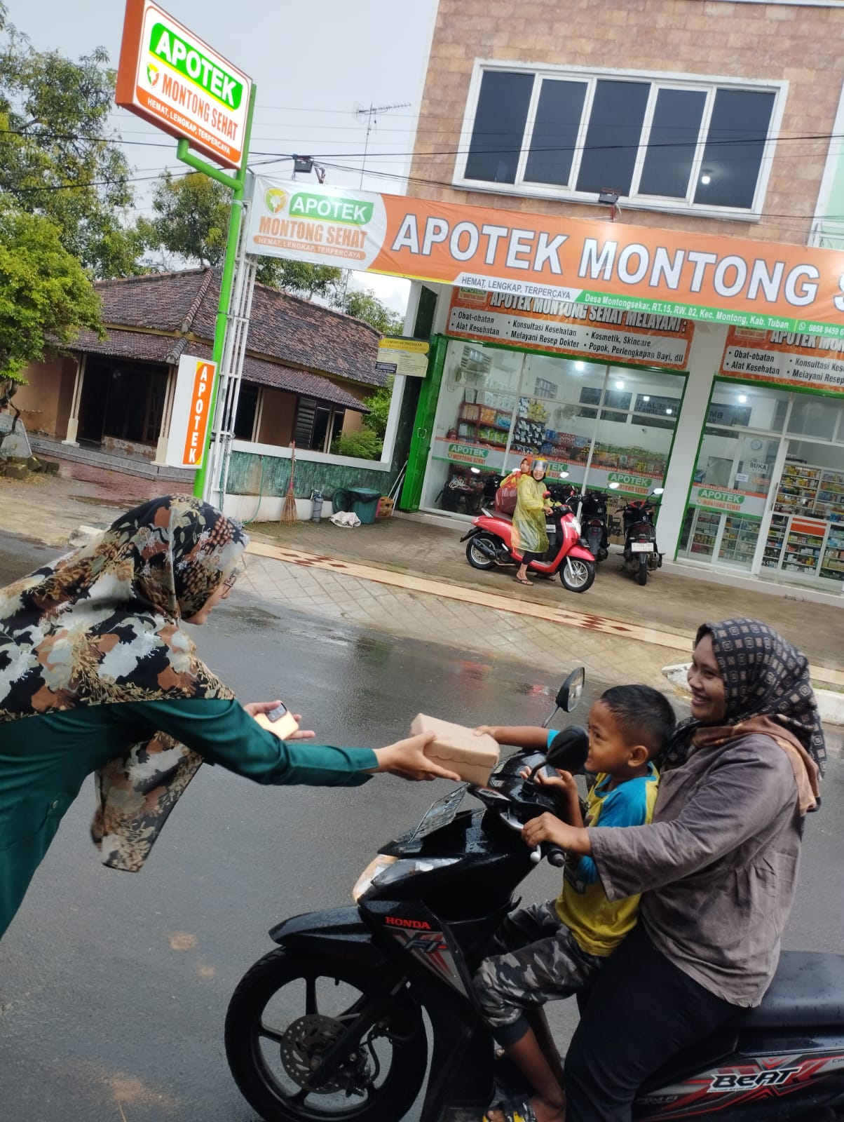 Pembagian Takjil Kantor Cabang MONTONG