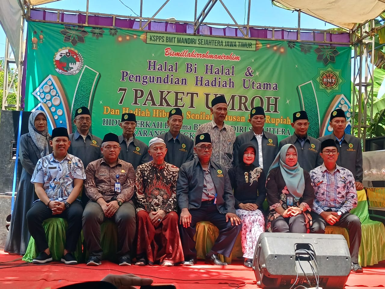 Acara Halal Bi Halal & Pengundian Hadiah Utama 7 Paket Umroh Tahun 2024 KSPPS BMT Mandiri Sejahtera Jawa Timur di Halaman Kantor Pusat Karangcangkring