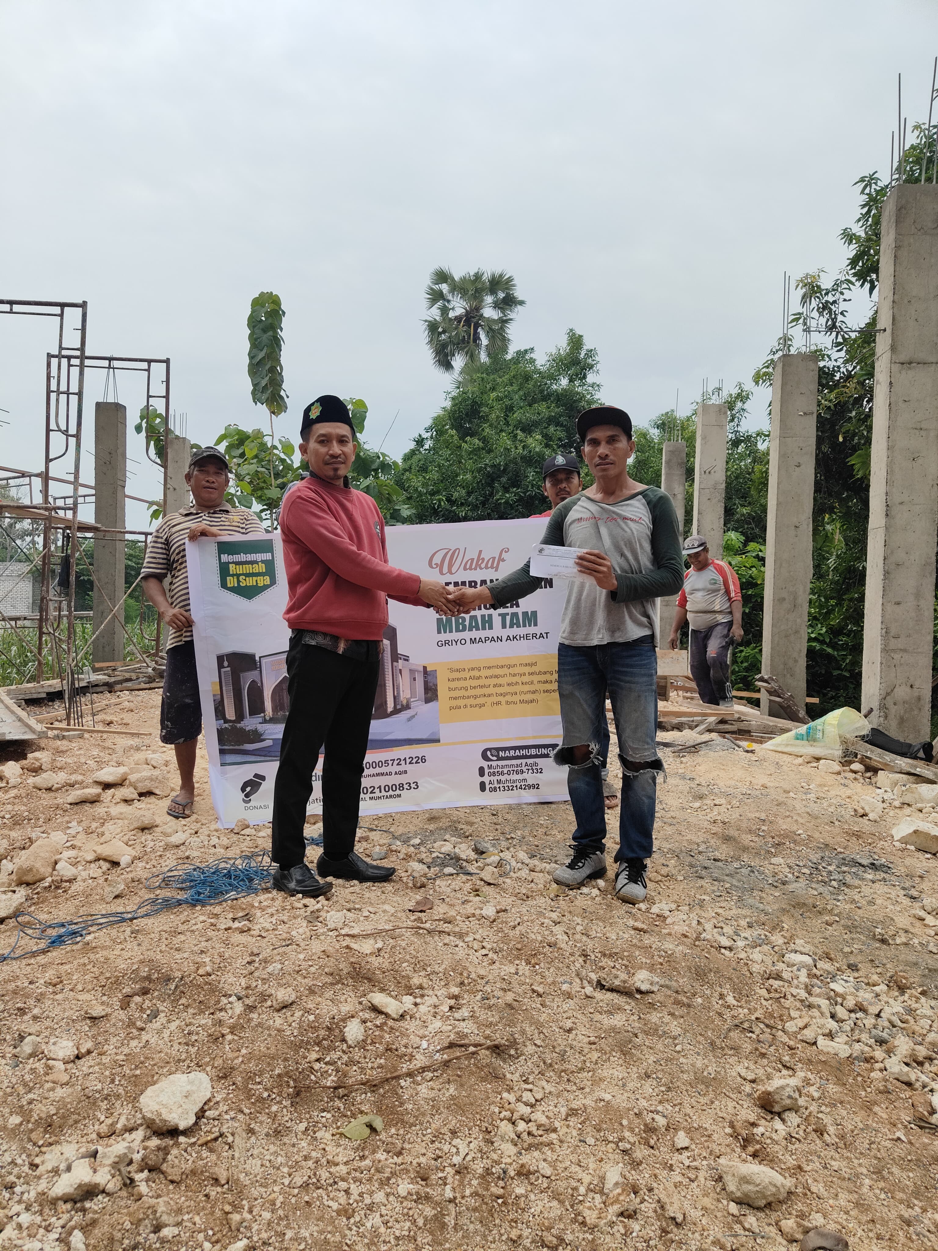 Pemberian sumbangan untuk biaya pembangunan musholla Mbah Tam Desa Mulyorejo oleh Manager Cabang Campurejo