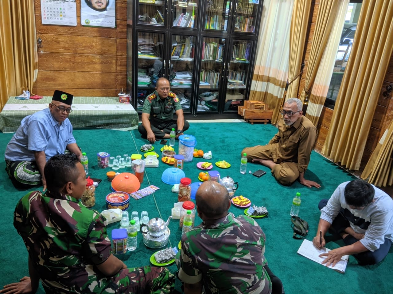 General Manager KSPPS BMT Mandiri Sejahtera Jawa Timur (Bp.H.M.Ayubi Chozin) menerima tamu Silaturrahmi dari Kepala Dinas Koperasi Usaha Mikro Perindustrian dan Perdagangan Kabupaten Gresik dan Danramil Kecamatan Dukun di ruang tamu KSPPS BMT Mandiri Seja