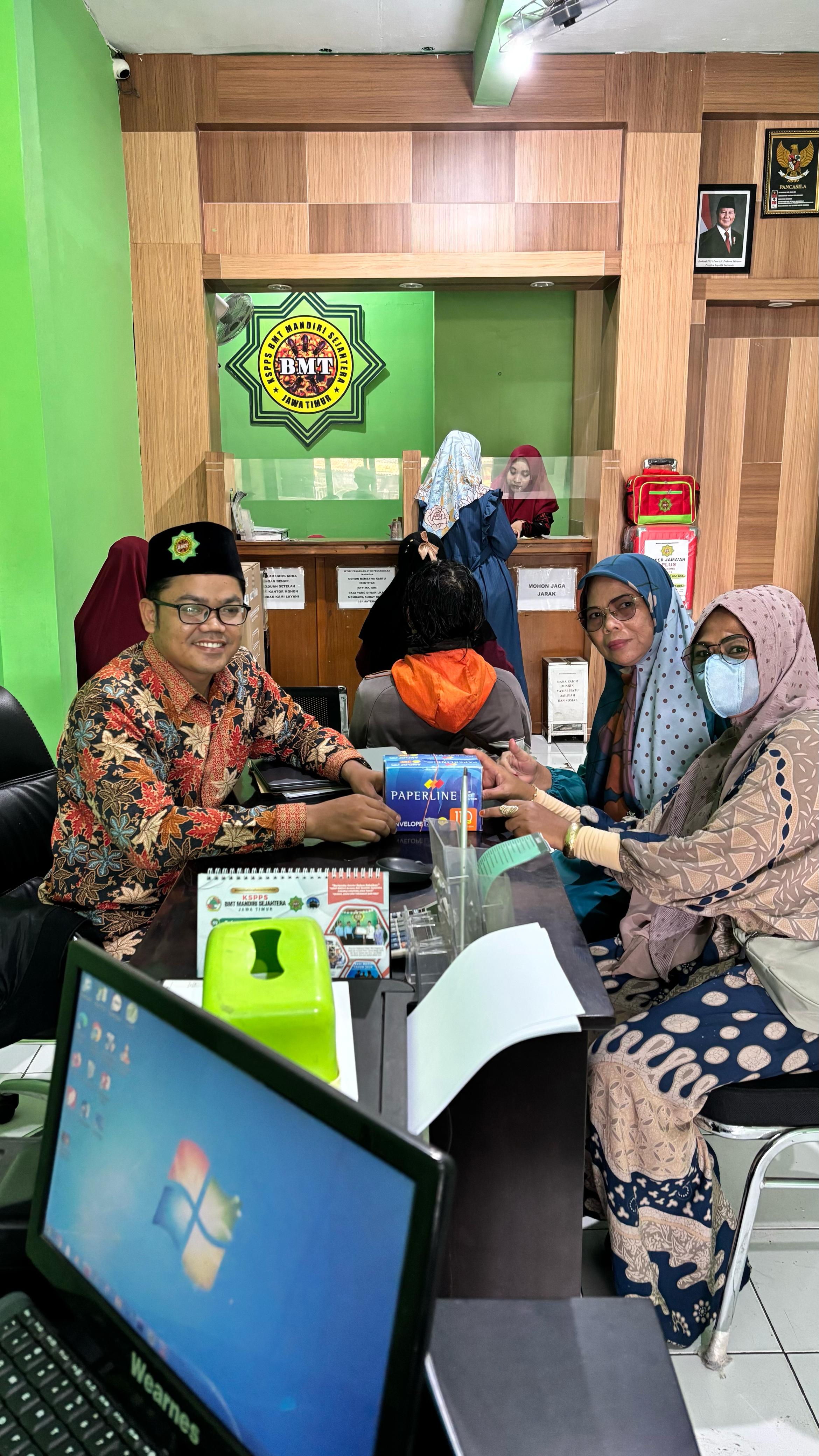 Penyerahan Bantuan untuk kegiatan Santunan Anak Yatim yang diadakan  GKPAY (Gerakan Komunitas Peduli Anak Yatim) Ujungpangkah Gresik.