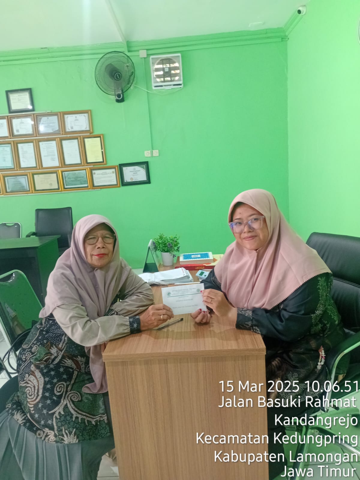 Penyerahan Bantuan untuk kegiatan bagi" takjil dan buka bersama SD II Kedungpring.