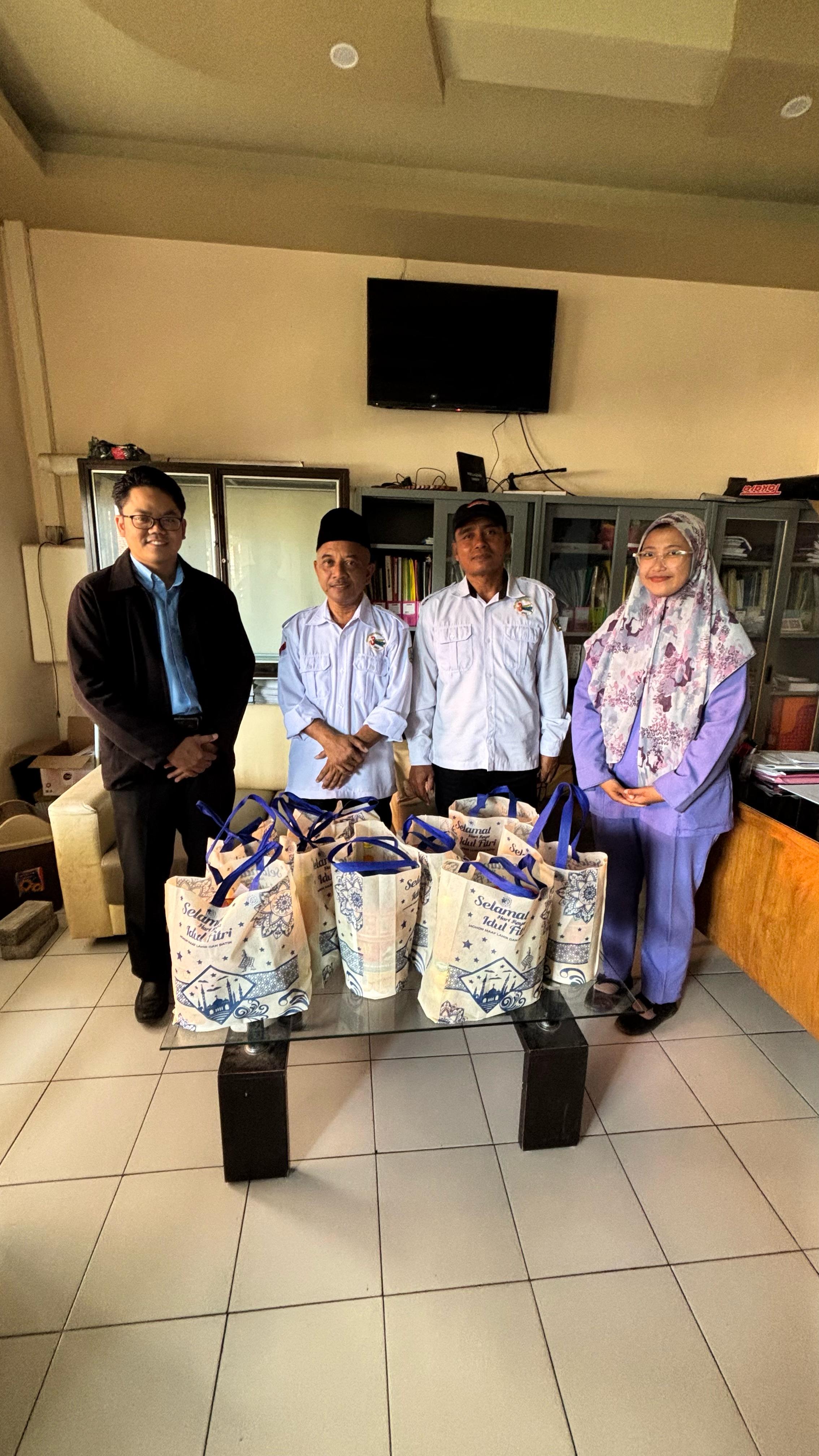 Penyerahan parsel lebaran kepada Tokoh Masyarakat  wilayah kerja kantor cabang SEKAPUK