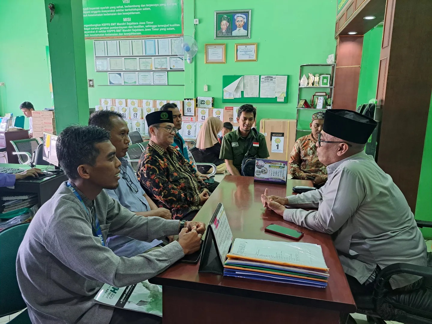 General Manager KSPPS BMT Mandiri Sejahtera Karangcangkring Jawa Timur (Bpk H.M.Ayubi Chozin) menerima tamu dari Nurul Hayat dan pengasuh Ponpes Daarul Qur'an An Nur ( Bpk Dr. KH. Abdullah Zawawi, M.Pd.,M.M.) dalam rangka penyaluran dana untuk program Dep