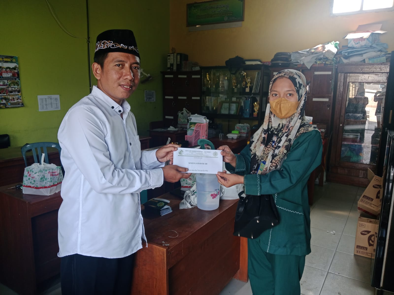 Penyerahan bantuan dana untuk Rehabilitasi Dan Pengecatan Gedung MI AL IKHLAS SRATUREJO,