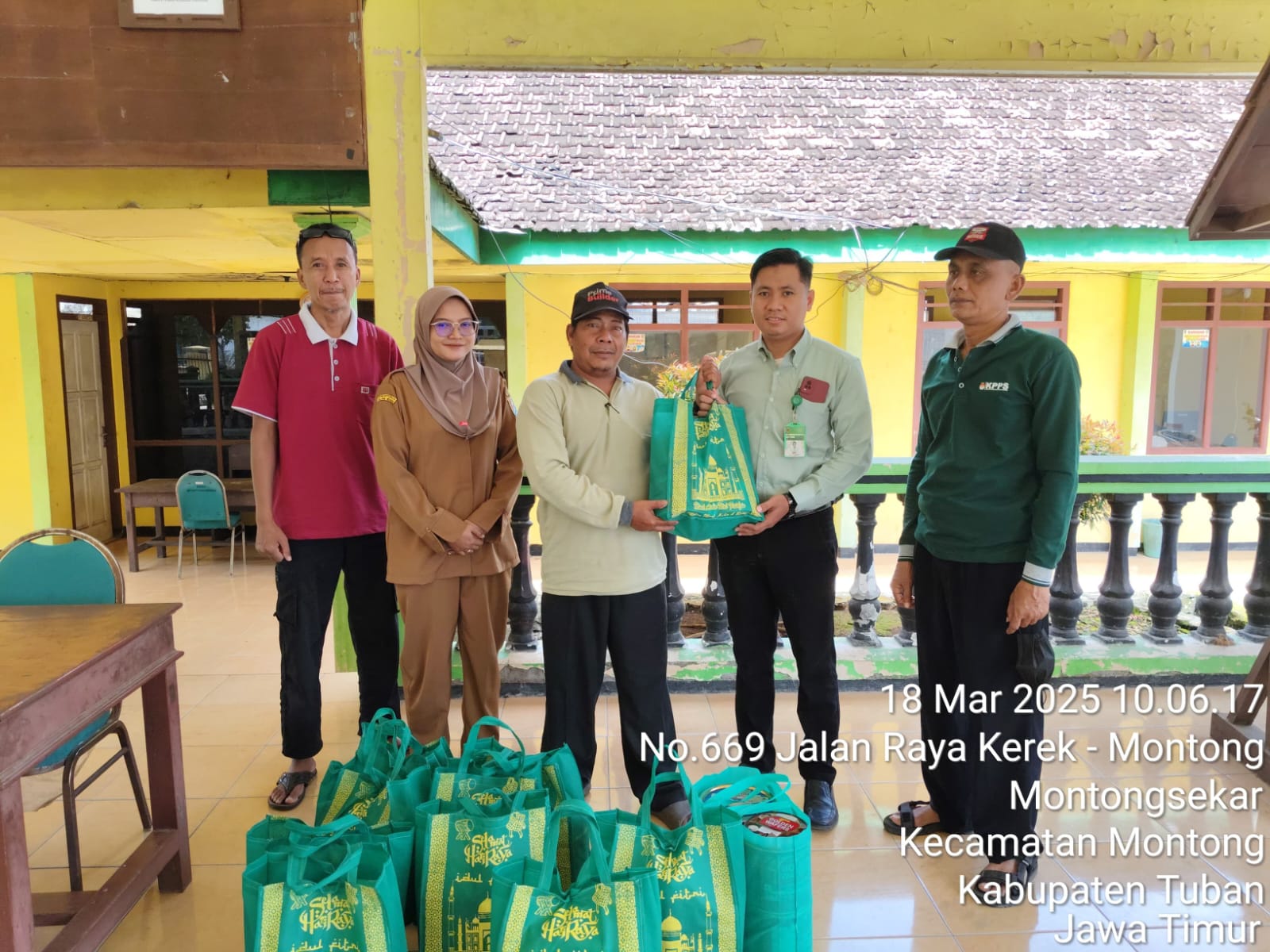 Penyerahan Parcel Lebaran untuk kades dan perangkatnya di wilayah Kantor Cab Montong 