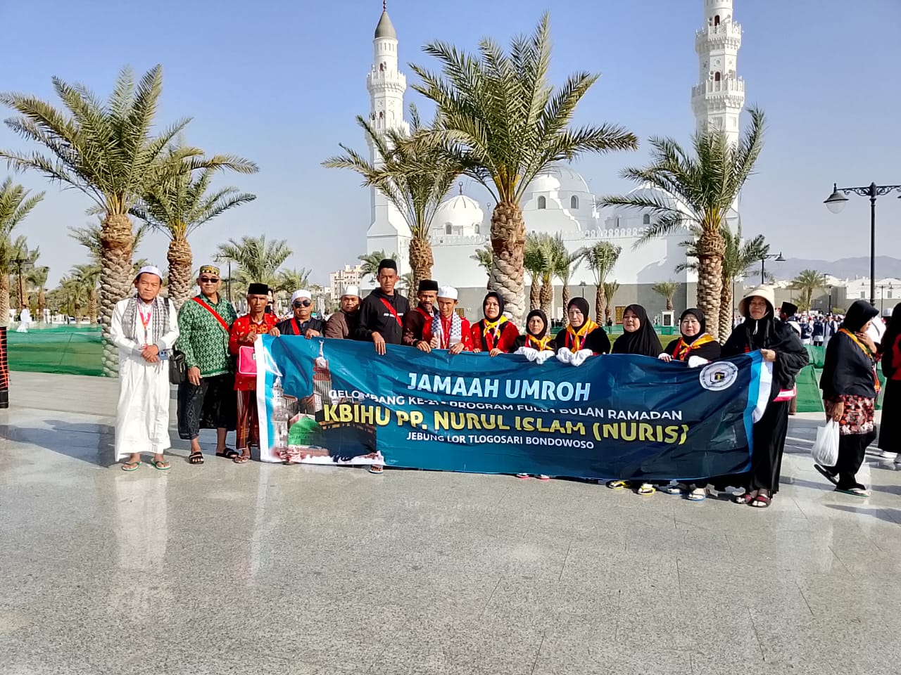 General Manager KSPPS BMT Mandiri Sejahtera Jawa Timur (Bp.H.M.Ayubi Chozin) bersama istri (Ibu Hj.Umi Kulsum) beserta rombongan Paket 30 Hari (10 Maret - 8 April 2025) saat berada di Masjid Quba Madinah  suwun