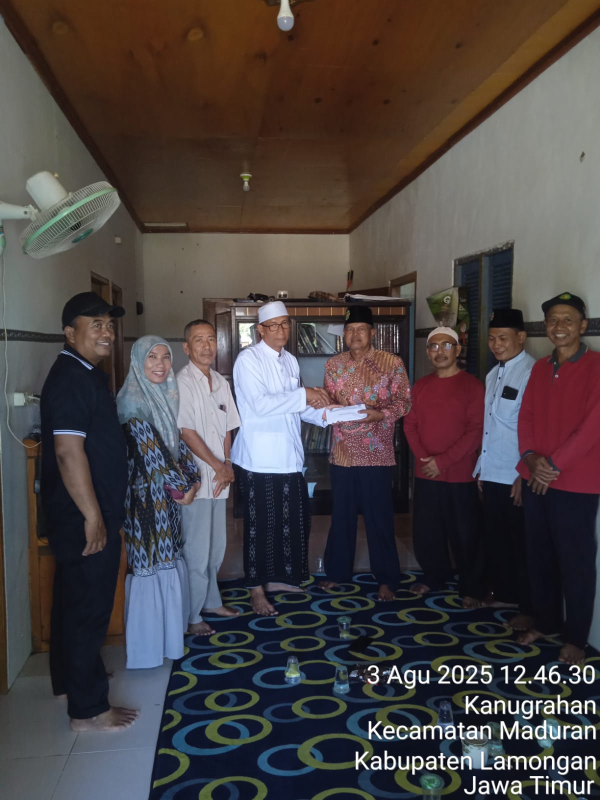 Ketua (Bpk.H.Mahfud,S.Pd) dan Koord. Pengawas (Bpk.H.Sudirman,SH.,MH) KSPPS BMT Mandiri Sejahtera Jawa Timur menyerahkan Dana Bantuan Pembuatan Sumur Bor kepada Bp KH Ahmad Ali Marzuqi Pengasuh Pondok Pesantren Al Hidayah Pagendingan Kanugrahan Lamongan