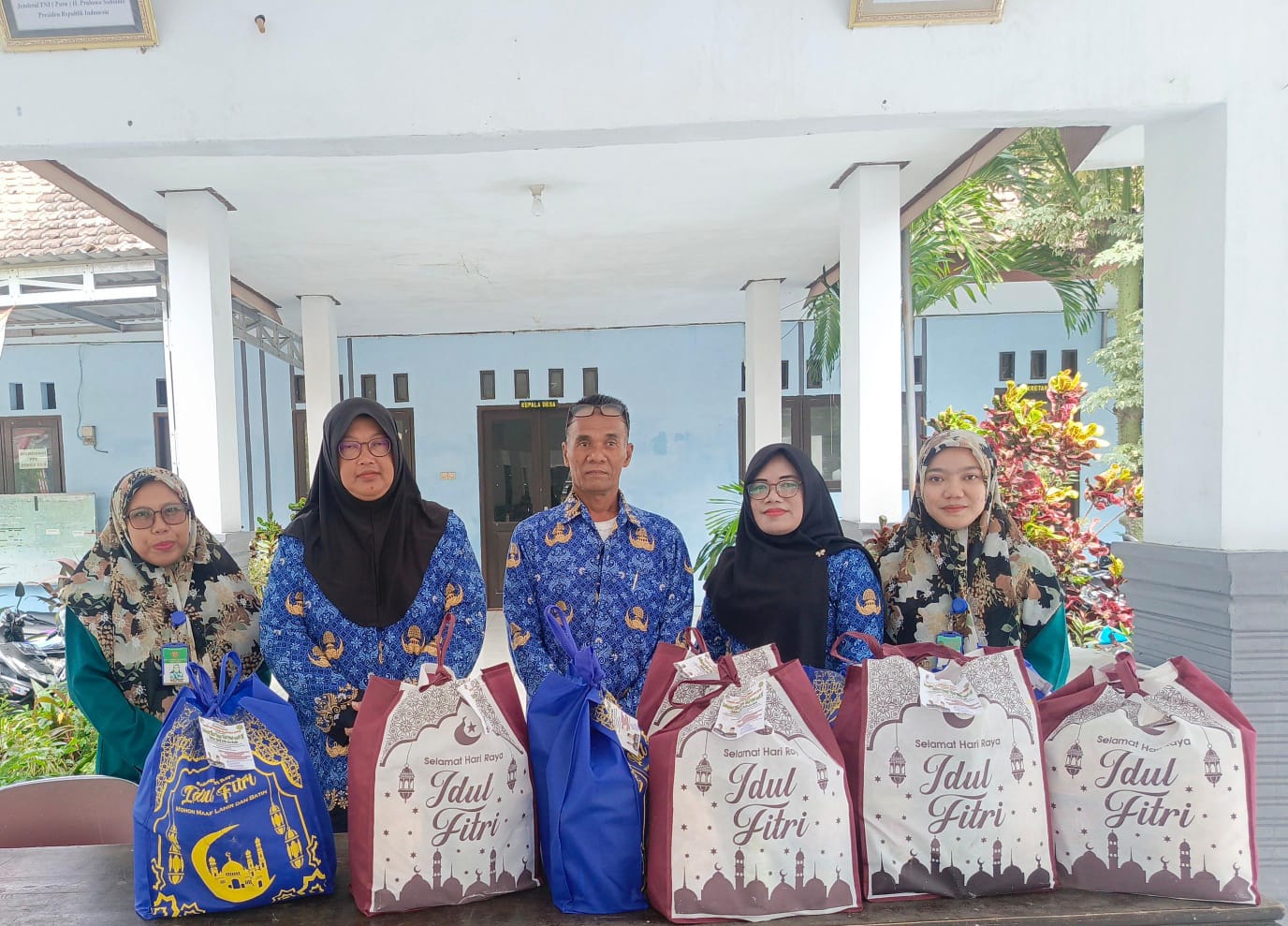 Penyerahan parsel lebaran kepada Tokoh Masyarakat dan Marbot Muadzin wilayah kerja kantor cabang Sugio.