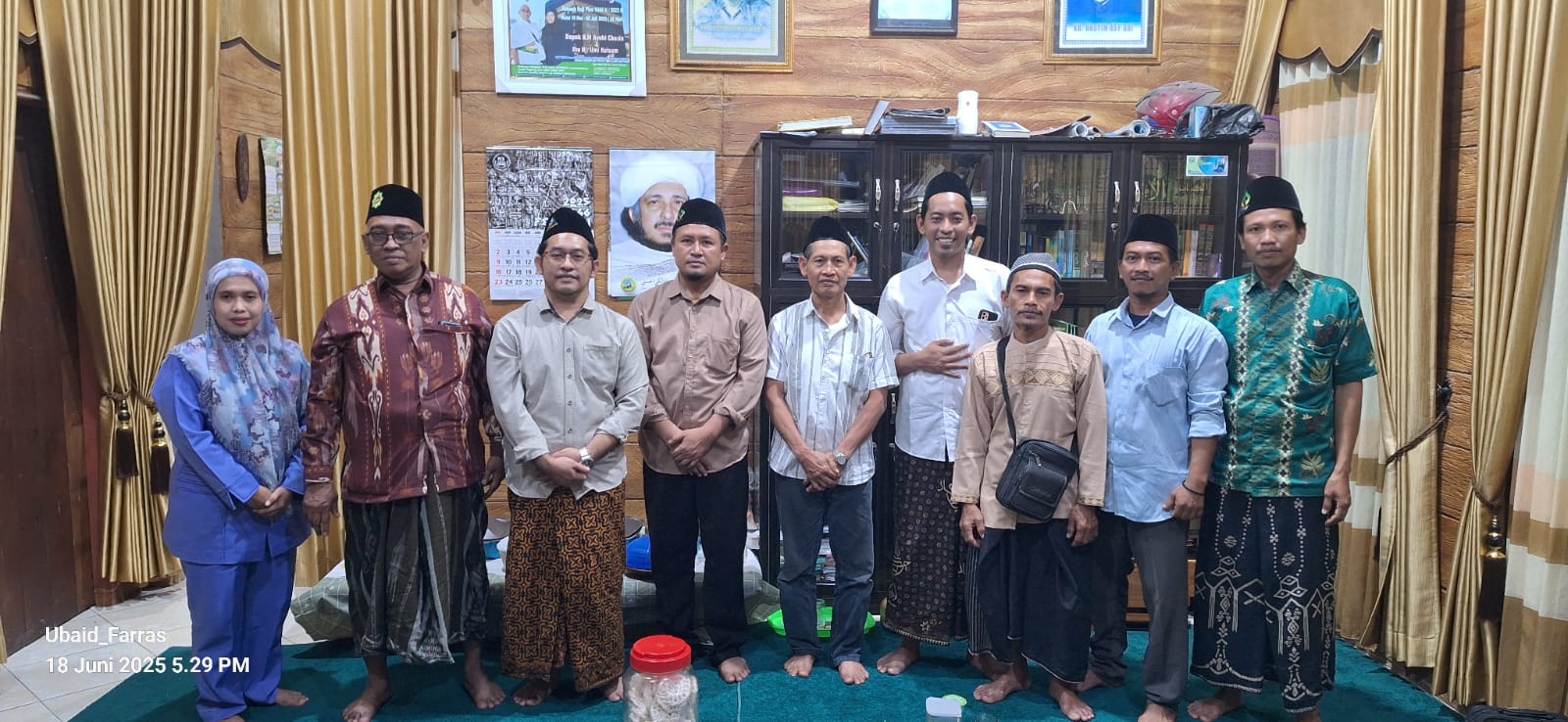 General Manager KSPPS BMT Mandiri Sejahtera Jawa Timur (Bp.H.M.Ayubi Chozin) menerima tamu silaturrahmi dari Pengasuh Ponpes Raudhatul Ulum Desa Campurejo Bojonegoro(Gus Syifaul Mutaqin,S.Kom.I) di ruang tamu KSPPS BMT Mandiri Sejahtera Jawa Timur