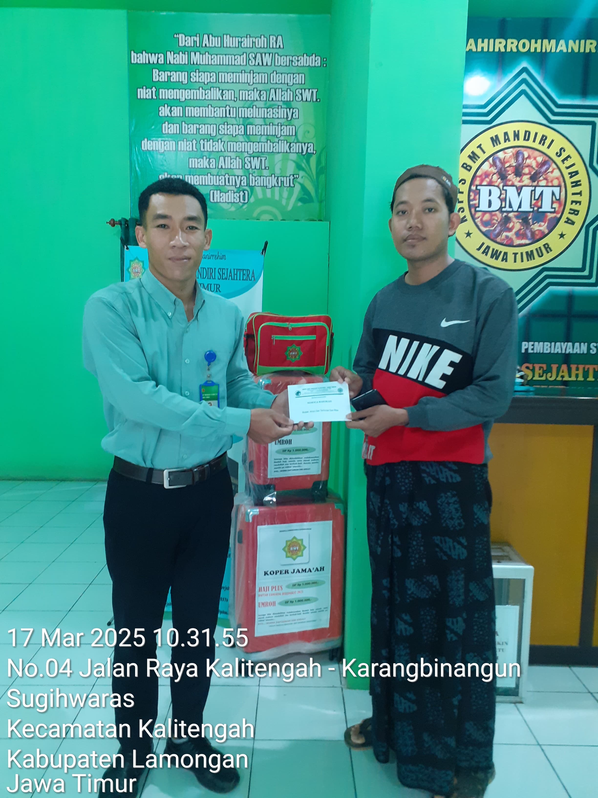 Penyerahan bantuankepada Remas Jami' Darussalam Bojoasri untuk acara Nuzulul Qur'an