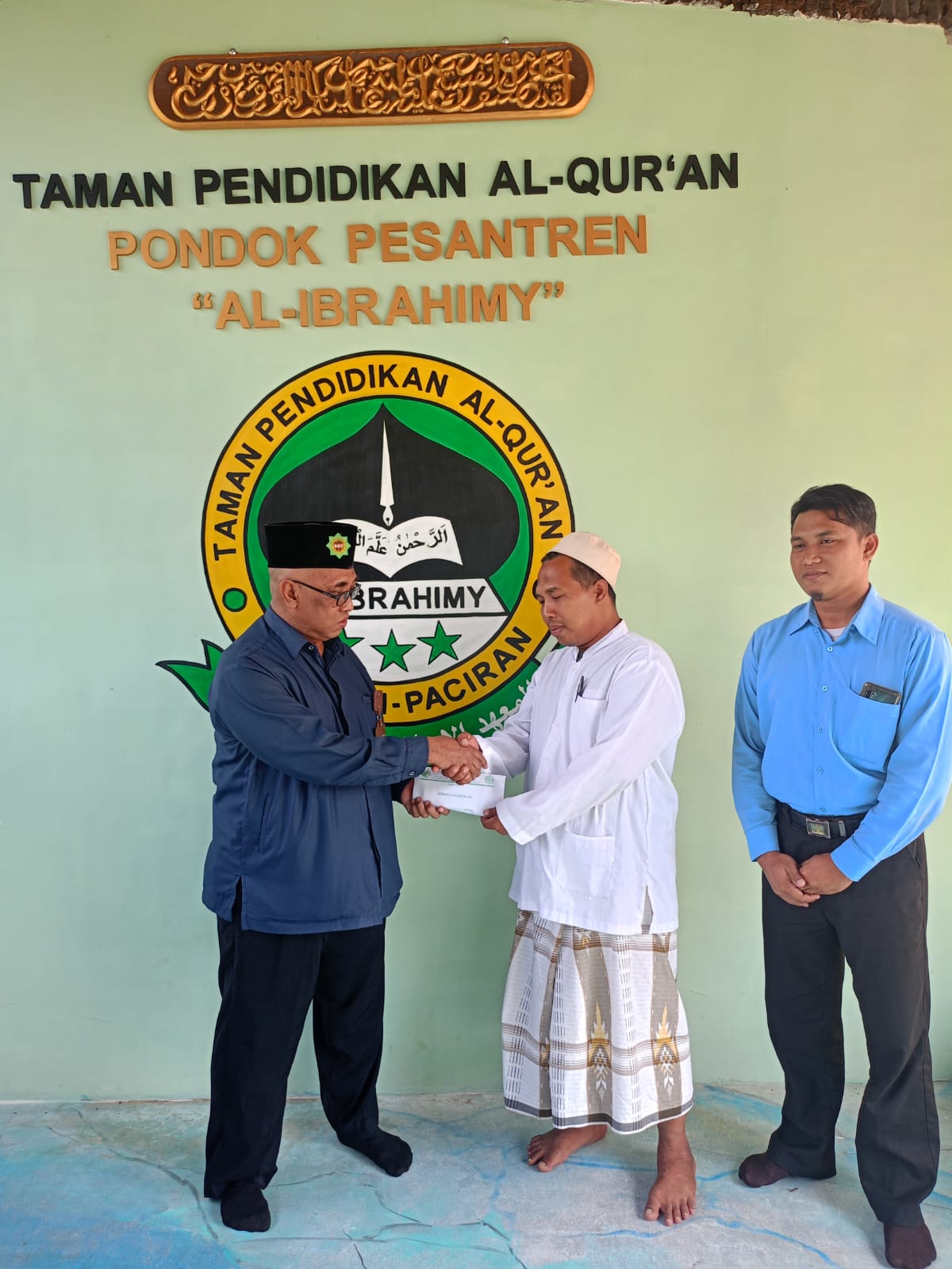 General Manager KSPPS BMT Mandiri Sejahtera Jawa Timur (Bp.H.M.Ayubi Chozin) menyerahkan Bantuan dari Dana Hasil Pengelolaan Wakaf KSPPS BMT Mandiri Sejahtera Jawa Timur untuk Pembangunan TPQ PONPES Al Ibrahimy Paciran