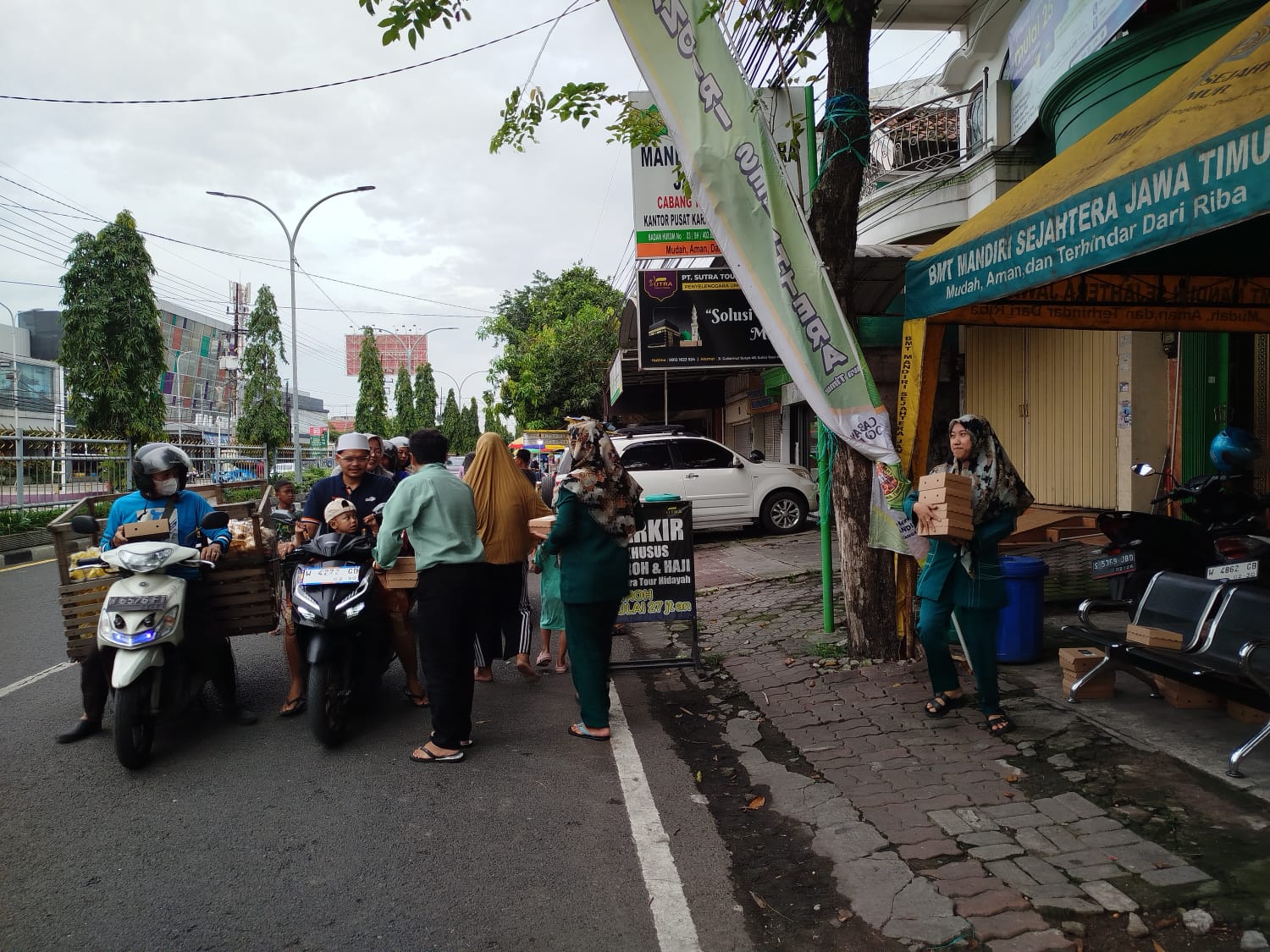 Pembagian Takjil Kantor Cabang Tlogopojok