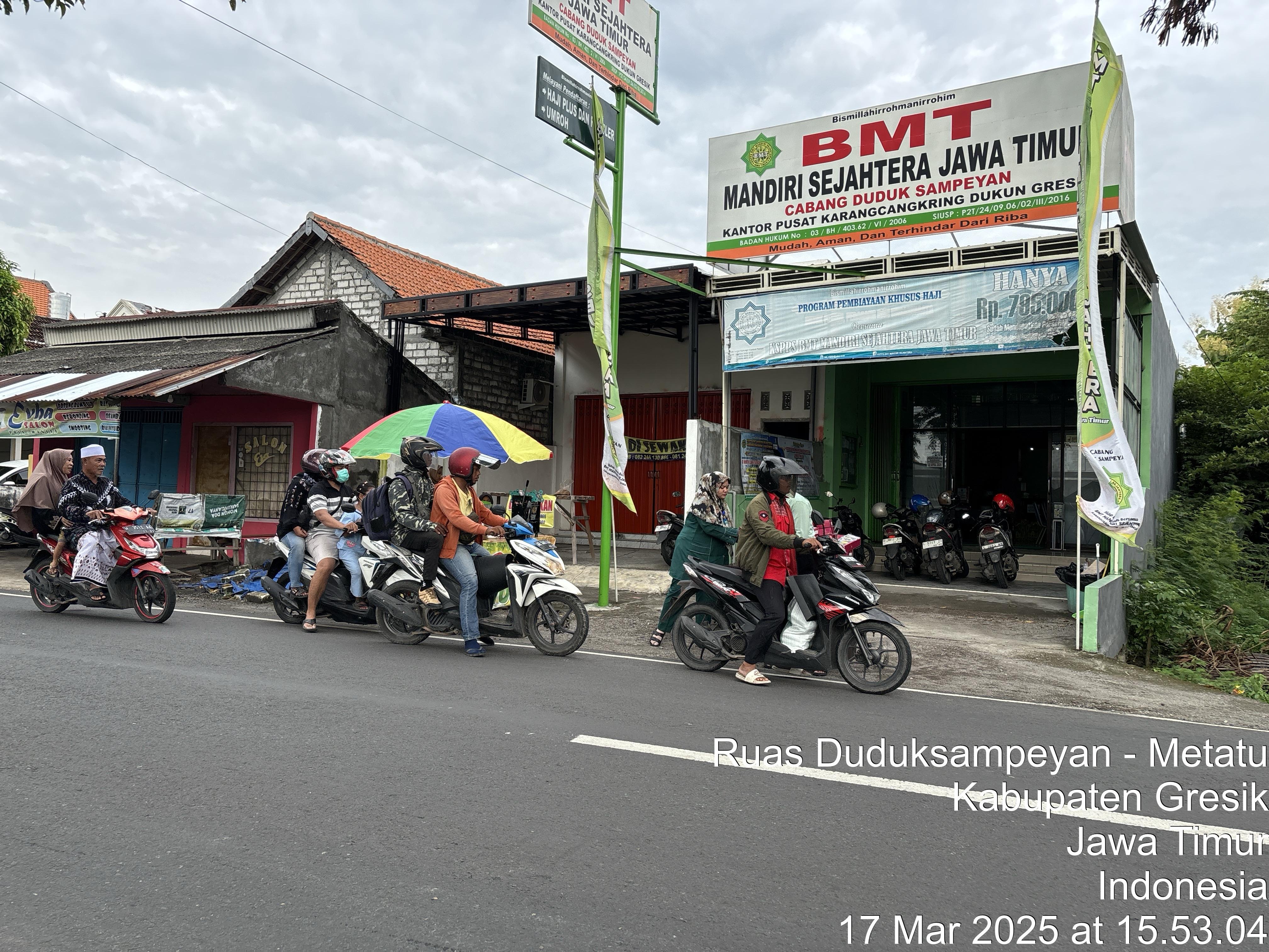 Pembagian Takjil Kantor Cabang Duduksampeyan