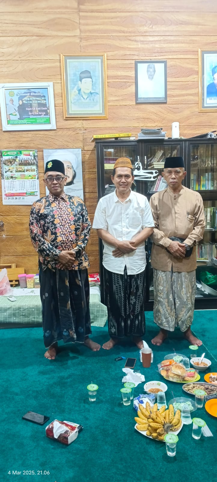 General Manager KSPPS BMT Mandiri Sejahtera Jawa Timur (Bp.H.M.Ayubi Chozin) menerima tamu silaturrahmi dari Rois Syuriah MWC NU Turi Lamongan (Bp.Drs.KH.Ali Mustain,M.Ag) dan Ketua Kopsyah Bimantara Turi Lamongan (Bp.H.Sunhaji) di ruang tamu KSPPS BMT Ma