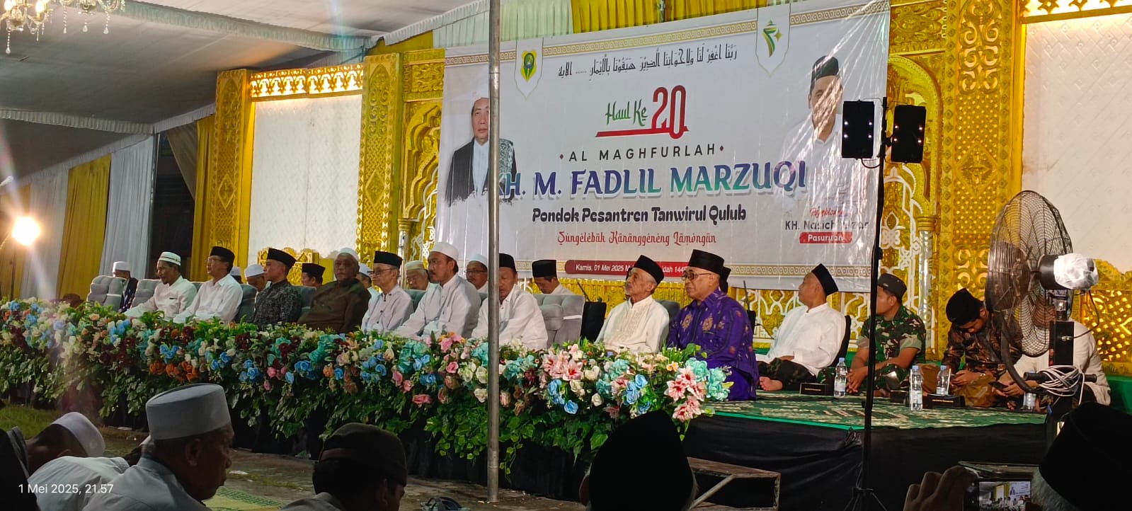 General Manager KSPPS BMT Mandiri Sejahtera Jawa Timur (Bp.H.M.Ayubi Chozin) dalam acara MAJLIS DZIKIR MAULIDURRASUL MUHAMMAD SAW dan HAUL KE-20 AL MAGHFURLAH KH.M. FADLIL MARZUQI di PONPES TANWIRUL QULUB SUNGELEBAK KARANGGENENG LAMONGAN,Kamis, 01 Mei 202