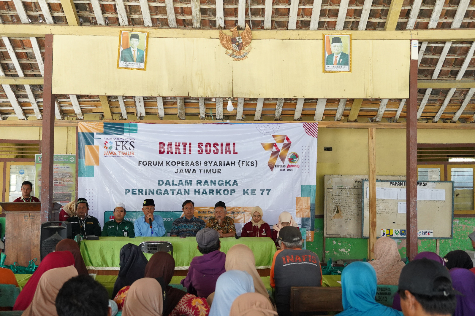 Bp.H.Sunjianto (Kabag. Marketing) KSPPS BMT Mandiri Sejahtera Jawa Timur bersama KSPPS BMT Bim Tuban, Kopsyah BMT NU Ngasem Jatim dan Kopsyah MUI Jatim dalam acara BAKSOS Harkop Ke 77 Forum Koperasi Syariah ( FKS ) Jatim Korwil Gresik Raya di Kecamatan Si