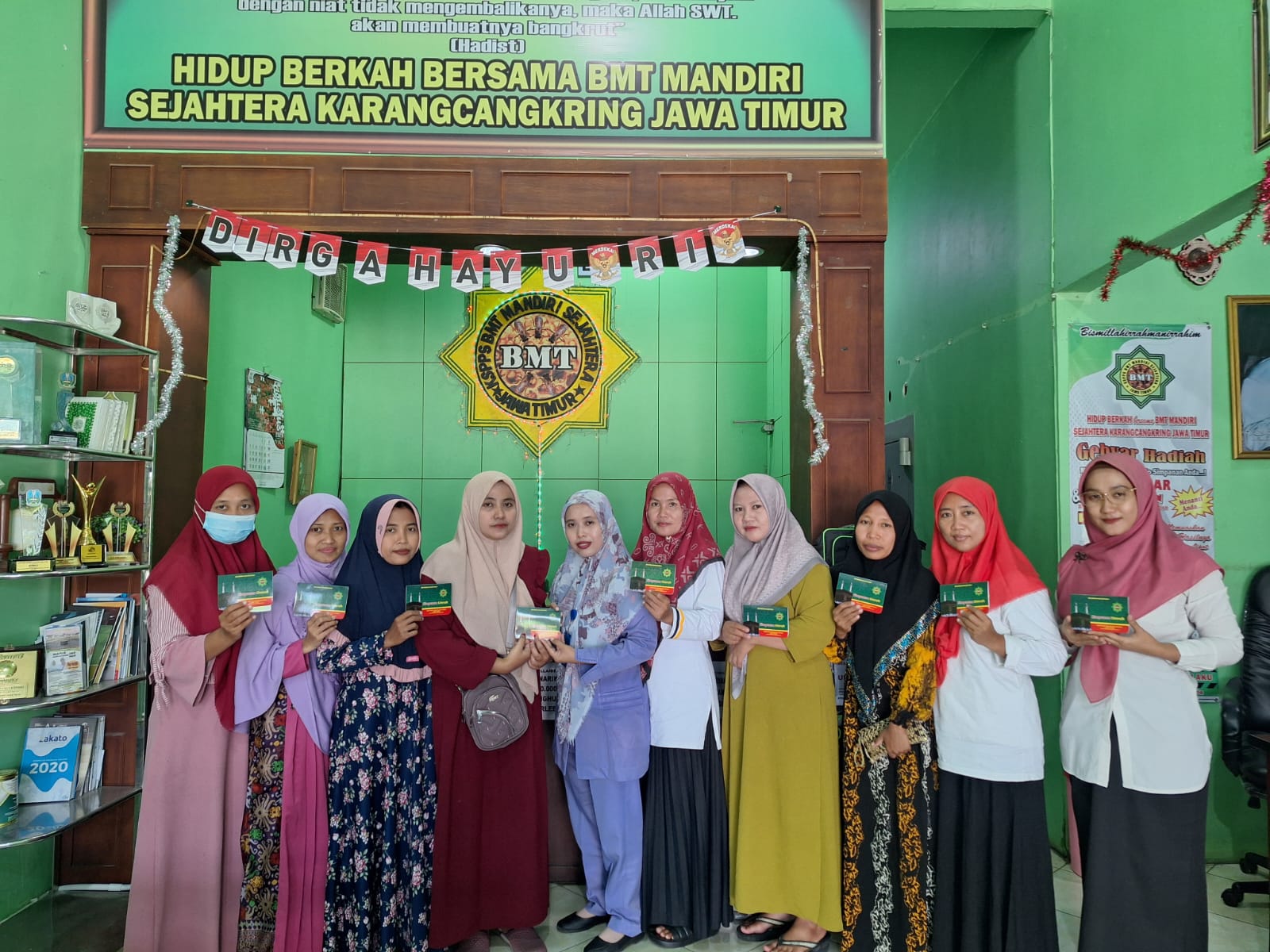 Penyerahan Hadiah Simpanan Umroh dari KSPPS BMT Mandiri Sejahtera Jawa Timur Kepada Guru TPQ Al Jihad Sawo Dukun Gresik di Kantor Pusat KSPPS BMT Mandiri Sejahtera Jawa Timur 