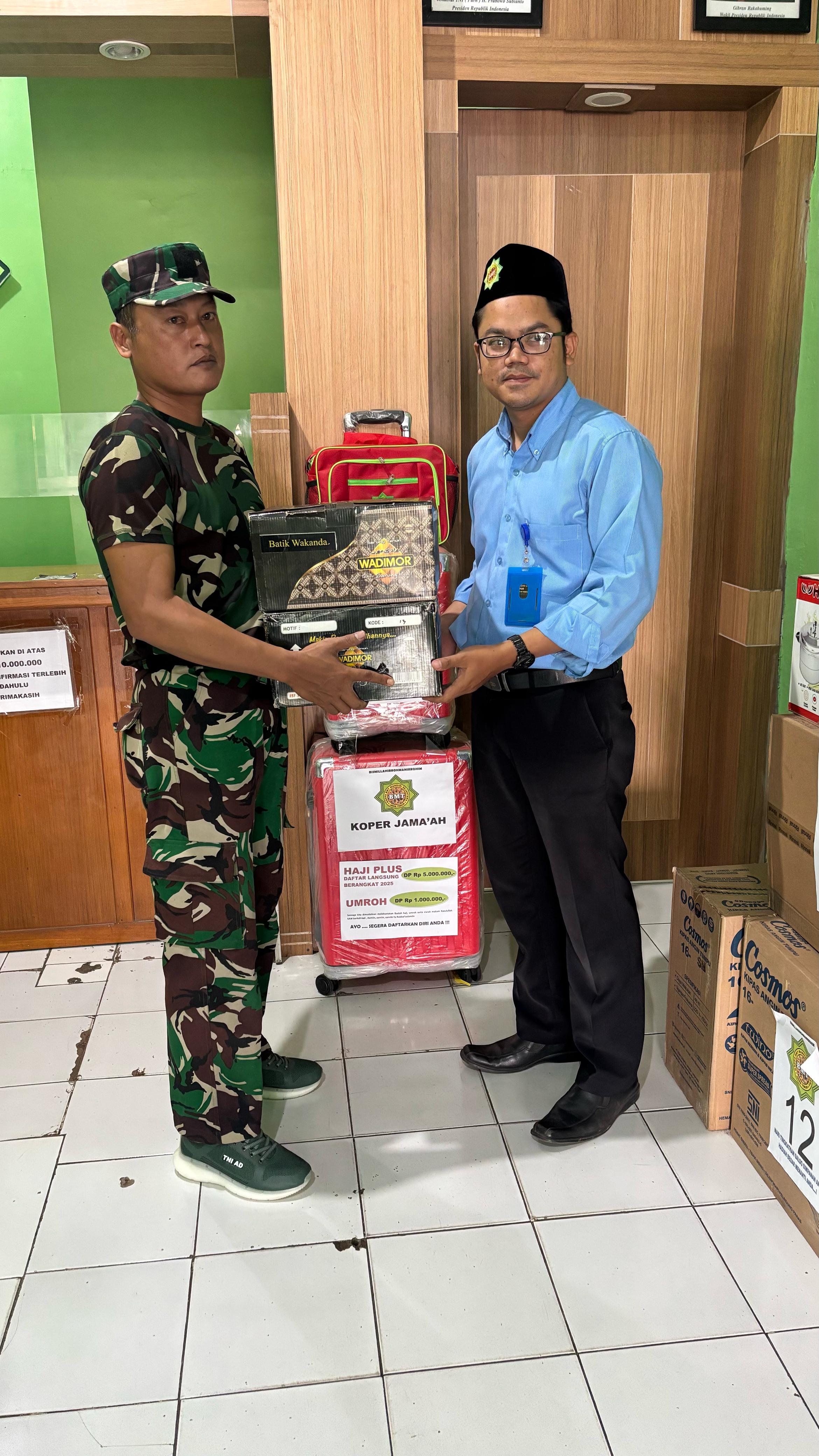 Penyerahan bantuan THR lebaran  untuk koramil ujungpangkah Kantor Cabang Sekapuk