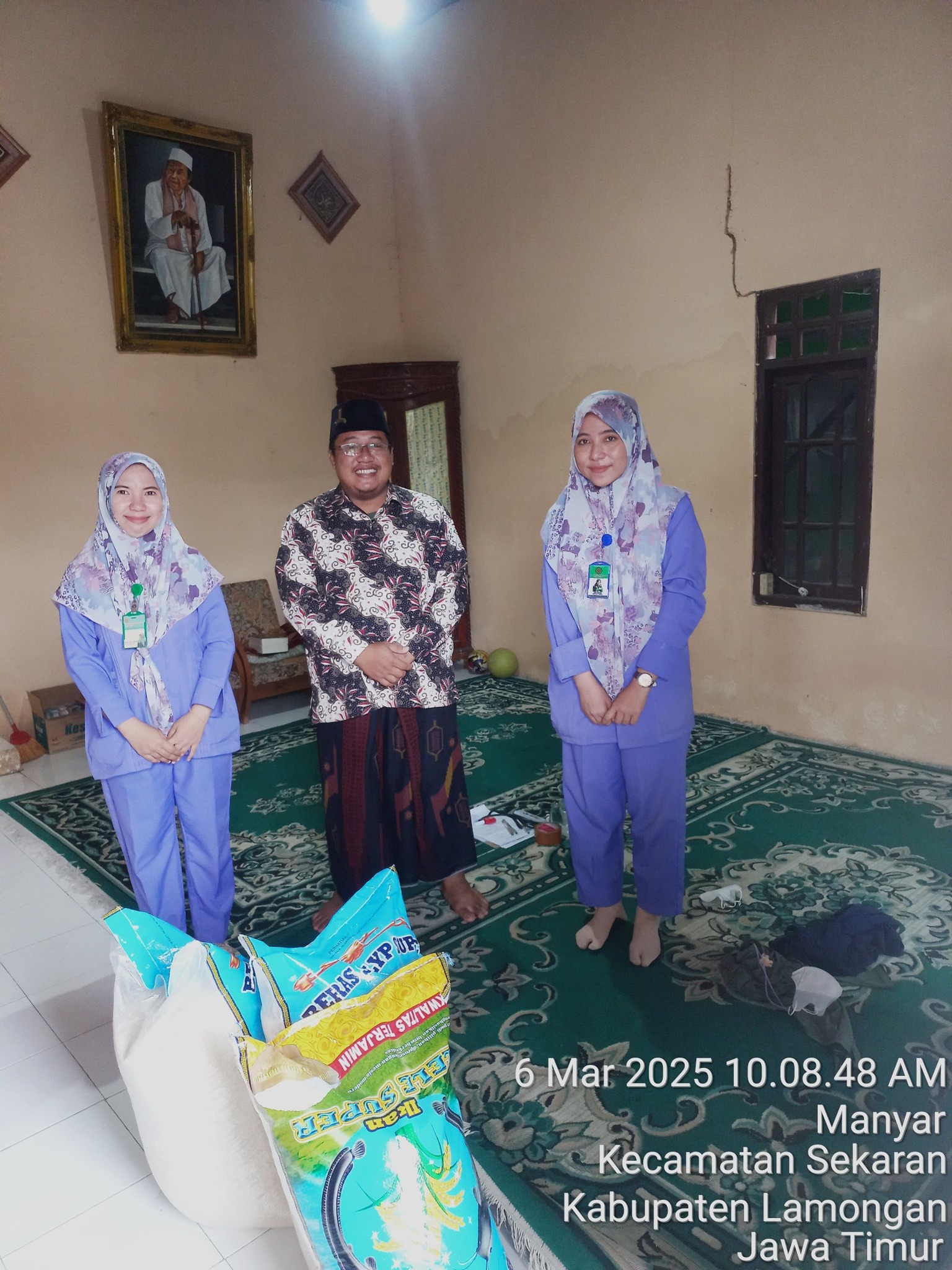 enyerahan Beras untuk Ponpes Al Kausar Manyar di wilayah sekitar kantor Pangean