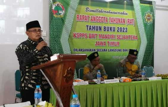 Ketua Dekopinwil Jatim Slamet Sutanto menganugerahkan KSPPS BMT Mandiri Sejahtera Jatim sebagai The Best Services Cooperation pada RAT KSPPS BMT Mandiri Sejahtera Jatim Tahun Buku 2023