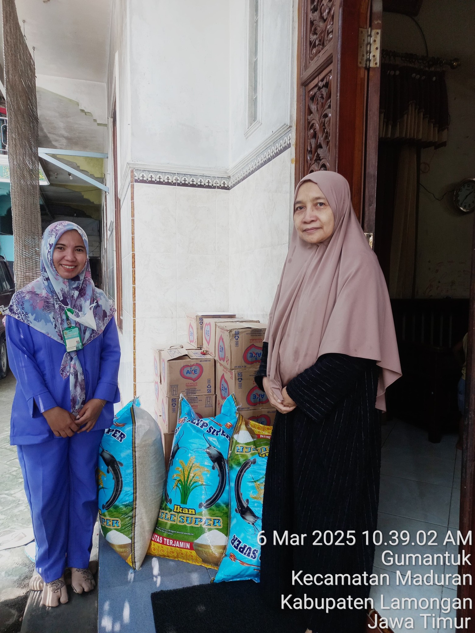 Penyerahan Beras untuk Ponpes Darul Hikmah Gumantuk di sekitar wilayah kantor Pangean